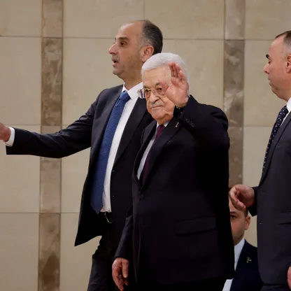 محمود عباس يصل بريطانيا لبحث حل الدولتين والاعتراف بفلسطين
