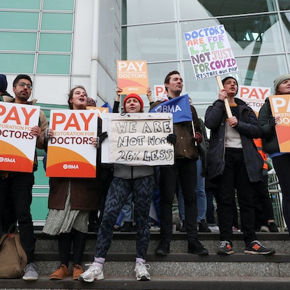 بريطانيا.. آلاف الأطباء يضربون عن العمل للمطالبة بزيادة الأجور