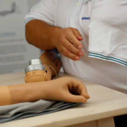 تقنية جديدة تتيح للمصاب بالشلل التحكم في ذراع آلية عبر إشارات الدماغ