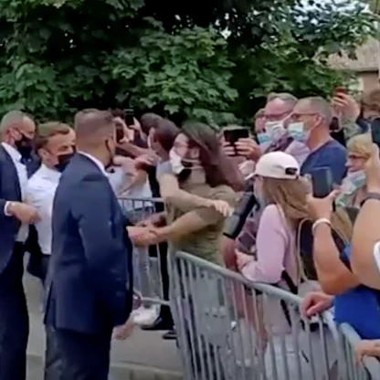 خجول "ذو ميول يمينية".. هذا هو الشاب الذي صفع الرئيس الفرنسي