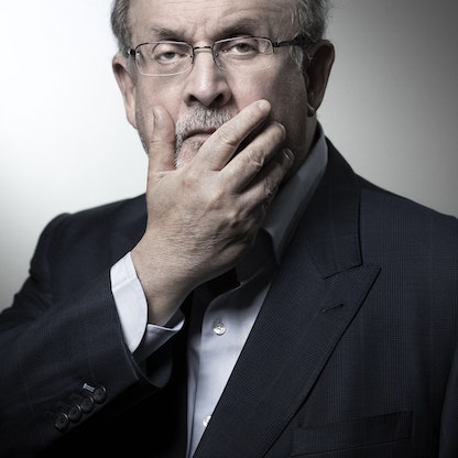 رفع سلمان رشدي عن جهاز التنفس.. والمتهم بطعنه يدفع ببراءته