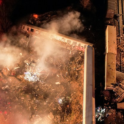عشرات الضحايا والمصابين باصطدام قطارين في اليونان