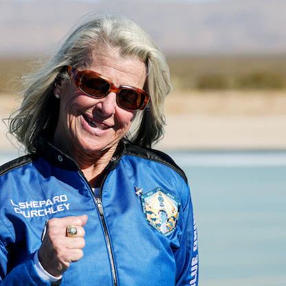 صاروخ "بلو أوريجين" ينطلق بابنة أول رائد فضاء أميركي