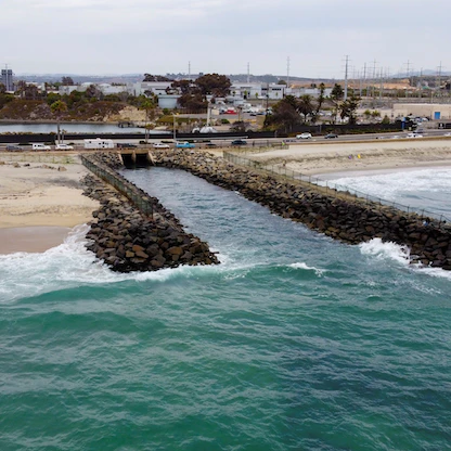 باحثون يبتكرون نظاماً يحول بخار المحيطات إلى مياه شرب