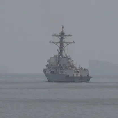 الجيش الأميركي يعلن عبور مدمرتين مضيق هرمز: لضمان ممر آمن دون ألغام بحرية