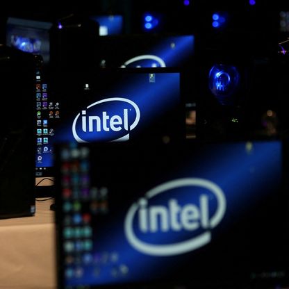 سباق رقائق الذكاء الاصطناعي يدفع Intel إلى إعادة الهيكلة وتسريح 15% من موظفيها