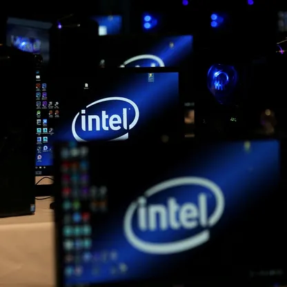 سباق رقائق الذكاء الاصطناعي يدفع Intel إلى إعادة الهيكلة وتسريح 15% من موظفيها