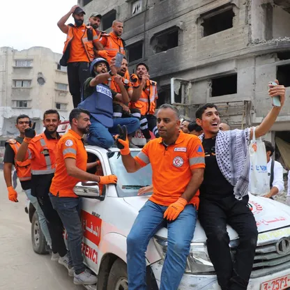 الجيش الإسرائيلي يبدأ الانسحاب إلى الخط الأصفر في غزة تزامناً مع شن ضربات جوية