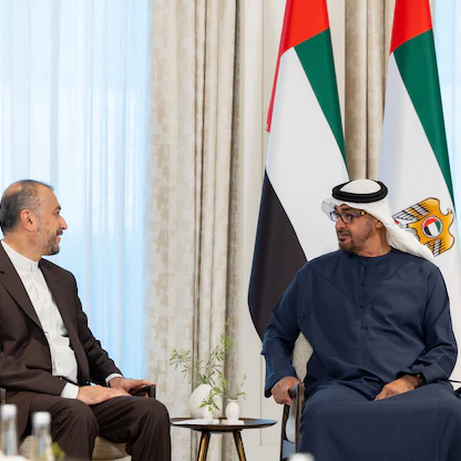 محمد بن زايد يلتقي وزير الخارجية الإيراني