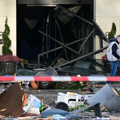 ألمانيا.. تحطم حوض أسماك أسطواني ضخم يأوي نحو 1500 سمكة