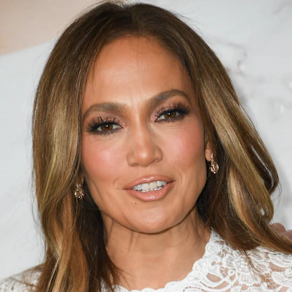 جينيفر لوبيز تحذف منشوراتها على إنستجرام وتستبدلها بصورة سوداء