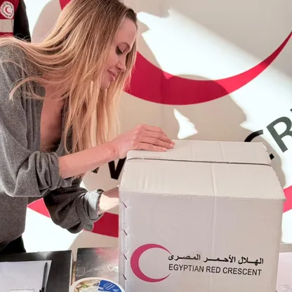 أنجلينا جولي تتفقد مساعدات غزة بزيارة معبر رفح من الجانب المصري