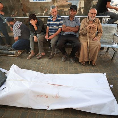 إسرائيل تقتل عشرات الفلسطينيين قرب موقع لتوزيع المساعدات في غزة