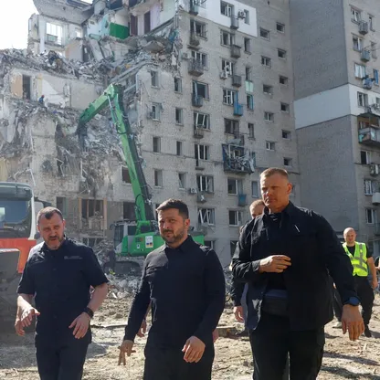 زيلينسكي ينفي سيطرة روسيا على مدينة استراتيجية تفتح الطريق أمام موسكو للتقدم شمالاً
