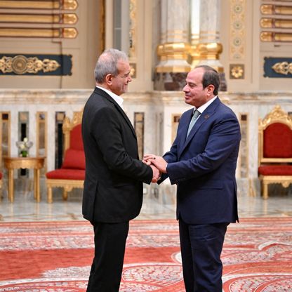 السيسي لبيزشكيان: لا حلول عسكرية لقضية الملف النووي الإيراني