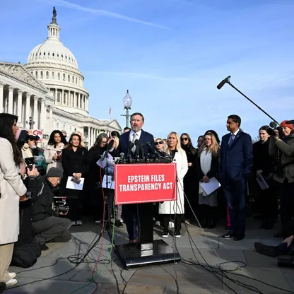 مشرعون وخبراء يحذرون وزارة العدل الأميركية من أي تنقيح لملفات إبستين