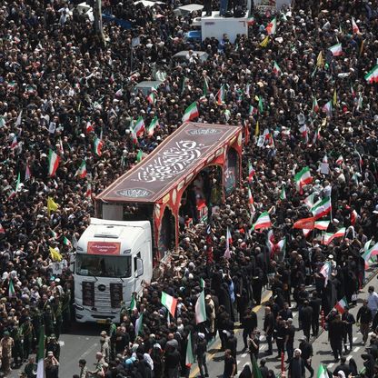 بالصور.. إيران تشيع قادة عسكريين وعلماء نوويين اغتالتهم إسرائيل