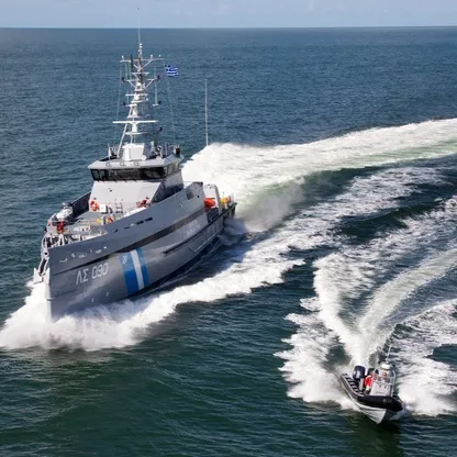 اليونان.. وفاة مهاجرتين بعد اصطدام قارب بشاطئ صخري في جزيرة