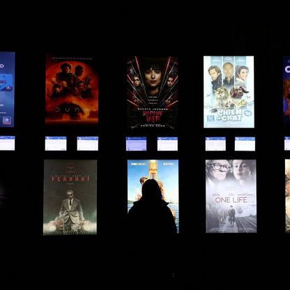 Movie Mate روبوت دردشة تشجع "ميتا" على استخدامه في دور السينما
