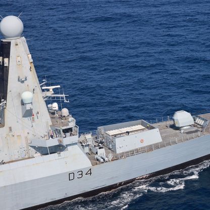 بريطانيا ترجح استهداف إحدى سفنها الحربية بالبحر الأحمر.. والحوثيون: هاجمنا سفينة أميركية