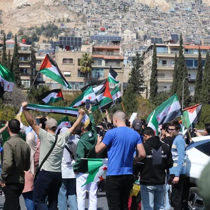 صور.. السوريون يحيون ذكرى الثورة في دمشق للمرة الأولى بعد 14 عاماً