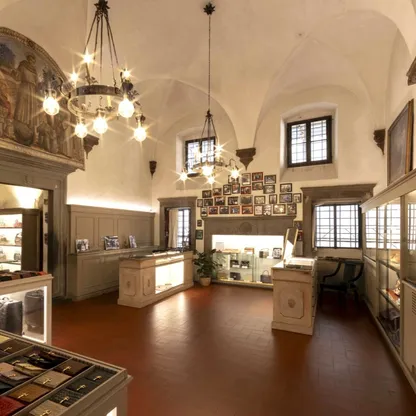 مدرسة الجلد في فلورنسا.. حين تتحوّل الأيدي إلى ذاكرة ومستقبل