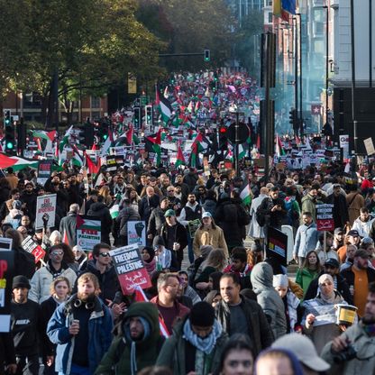 تظاهرات ضخمة في لندن دعماً لفلسطين.. والشرطة تعتقل عشرات المعارضين للمسيرة