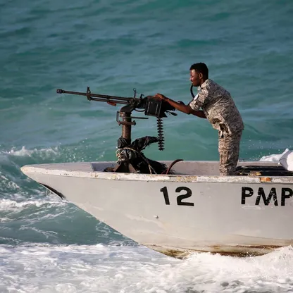 قراصنة يهاجمون سفينة قبالة الصومال بقذائف صاروخية ويصعدون على متنها