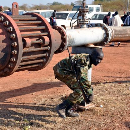 مسؤول بجنوب السودان: قرب استئناف ضخ النفط في خط أنابيب بالسودان