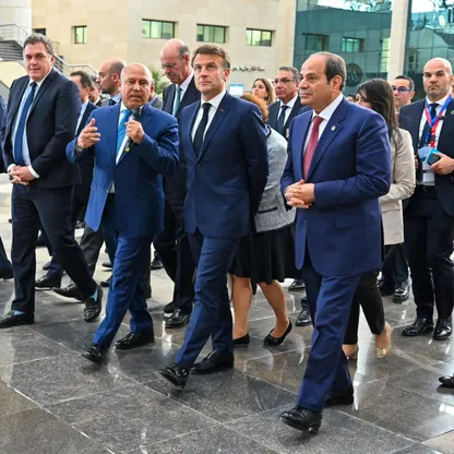 السيسي وماكرون يصلان العريش لتفقد مصابي حرب غزة ولقاء عاملين إغاثيين