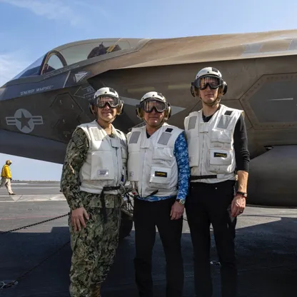 بالصور.. ويتكوف وكوشنر وكوبر على متن "أبراهام لينكولن" في بحر العرب