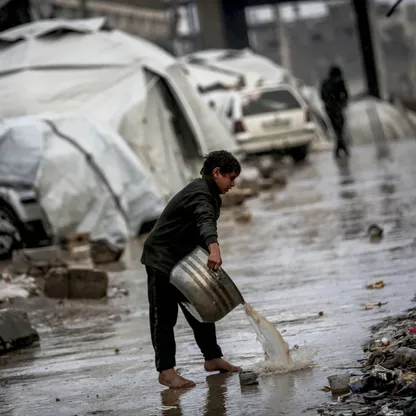 الأمطار والبرد القارص يعصفان بالفلسطينيين النازحين في خيام غزة