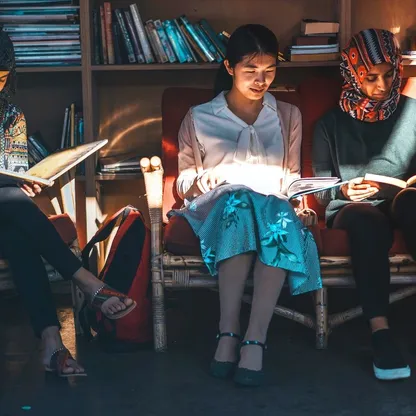 الشارقة للكتاب 44.. "صيدلية للشعر" وبودكاست واليونان ضيف شرف