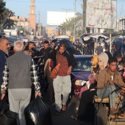 غزة المدمرة تبحث عن طريق الحياة في هدنة قصيرة