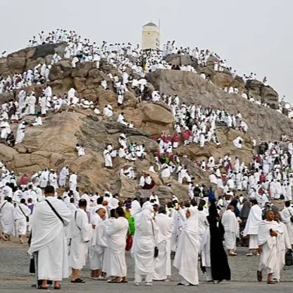 بالصور.. اكتمال تصعيد الحجاج إلى عرفات لأداء الركن الأعظم