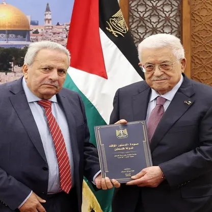 محمود عباس يتسلم مسودة الدستور المؤقت لدولة فلسطين