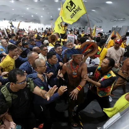 صور.. متظاهرون من الشعوب الأصلية يقتحمون مؤتمر المناخ COP 30 في البرازيل