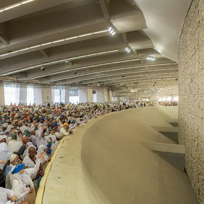 الحجاج يرمون الجمرات الثلاث في أول أيام التشريق