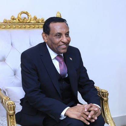 السودان.. كامل إدريس يؤدي اليمين الدستورية رئيساً للوزراء أمام البرهان