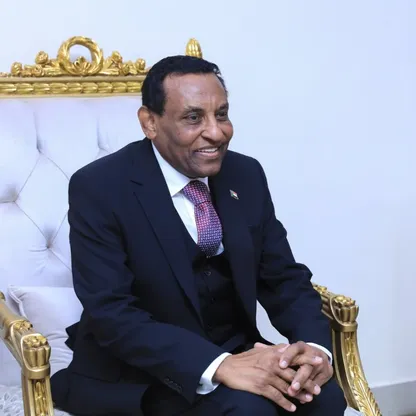 السودان.. كامل إدريس يؤدي اليمين الدستورية رئيساً للوزراء أمام البرهان