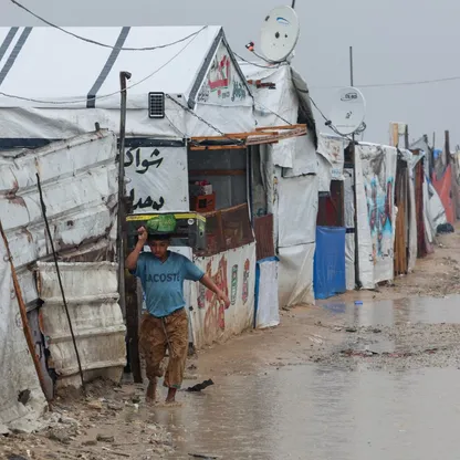 عاصفة شتوية على غزة.. وفاة 11 بينهم رضيعان وانهيار منازل