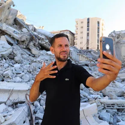 فلسطيني أصّم يوصل معاناة أهل غزة إلى العالم بلغة الإشارة