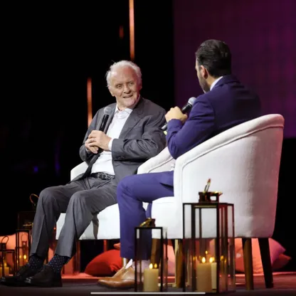 أنتوني هوبكنز في "البحر الأحمر ": التمثيل موسيقى.. والصمت هو النغمة الأقوى