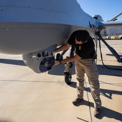 البنتاجون يستعد لاختبار نظام ليزر عالي الطاقة لإسقاط المسيرات الصغيرة