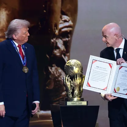 في حفل قرعة كأس العالم.. ترمب يفوز بجائزة فيفا للسلام