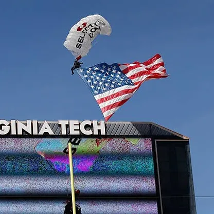 مظلي يعلق بشاشة عرض ضخمة في ملعب كرة قدم أميركية بعد انحرافه عن مساره