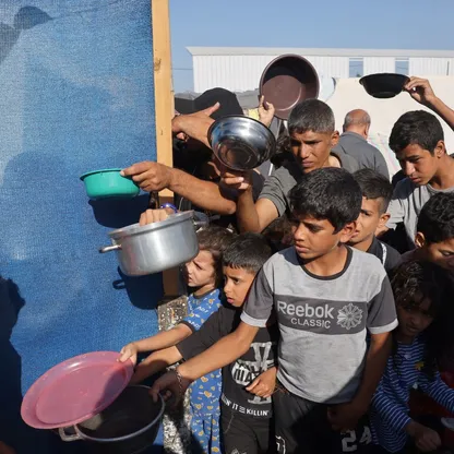 انقطاع الاتصالات في غزة مع نفاد الوقود.. وتحذيرات أممية من "المجاعة"
