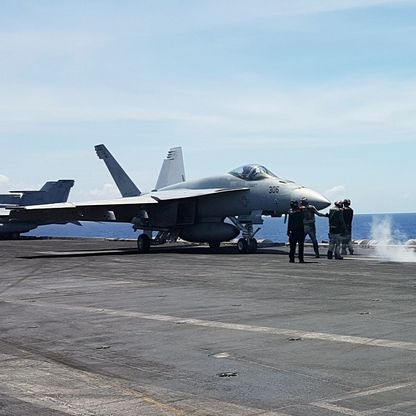 سقوط مقاتلة F-18 من حاملة طائرات أميركية أثناء تفادي "هجوم حوثي"