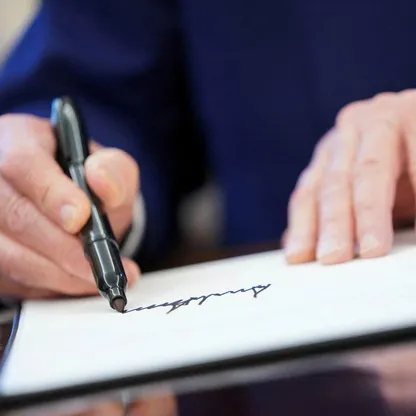 لم تحدث منذ 165 عاماً.. ترمب أول رئيس أميركي يوقع على الدولار