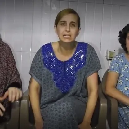 محتجزة لدى حماس توبخ نتنياهو: أنت تقتلنا.. أطلق سراح الأسرى الفلسطينيين